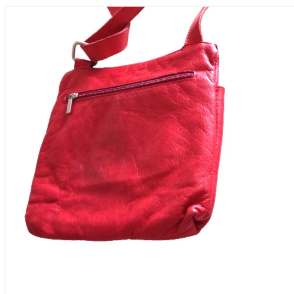 T-Nobile Made in Italy soft leather crossbody purse in vibrant red. - Picture 5 of 14